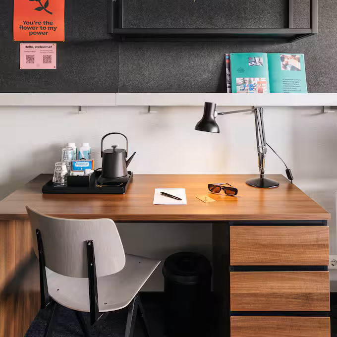 the-social-hub-amsterdam-city-executive-queen-desk (1)